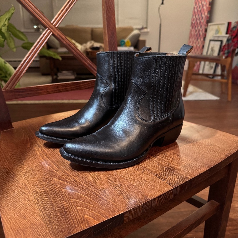 Frye Sacha Chelsea Boots in Black Leather (size 6.5 excellent used condition)
